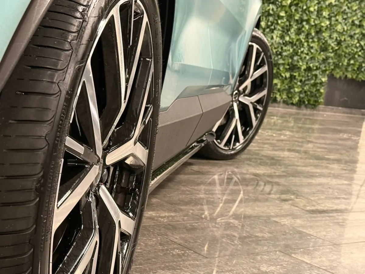 Twin Motor Performance Ultra 69 kWh | Uniek! | Volvo Flash Green/Zwart | Bodykit rondom | Heico verlaging set | Heico verbreding set | Dakspoiler | Black Pack: zwart logo | 360° 3D Camera |