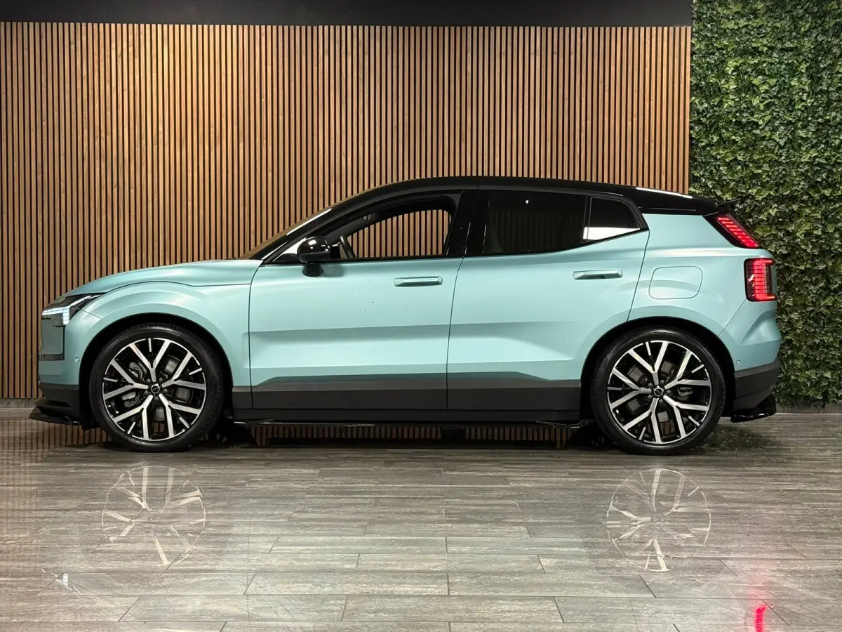 Twin Motor Performance Ultra 69 kWh | Uniek! | Volvo Flash Green/Zwart | Bodykit rondom | Heico verlaging set | Heico verbreding set | Dakspoiler | Black Pack: zwart logo | 360° 3D Camera |