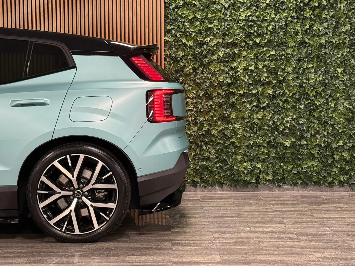 Twin Motor Performance Ultra 69 kWh | Uniek! | Volvo Flash Green/Zwart | Bodykit rondom | Heico verlaging set | Heico verbreding set | Dakspoiler | Black Pack: zwart logo | 360° 3D Camera |