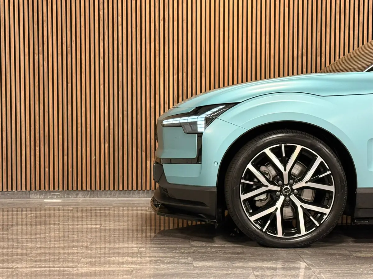 Twin Motor Performance Ultra 69 kWh | Uniek! | Volvo Flash Green/Zwart | Bodykit rondom | Heico verlaging set | Heico verbreding set | Dakspoiler | Black Pack: zwart logo | 360° 3D Camera |