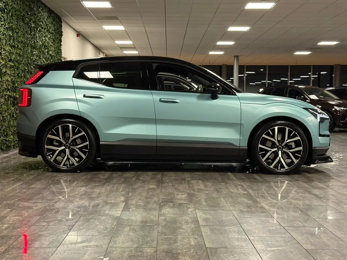 Twin Motor Performance Ultra 69 kWh | Uniek! | Volvo Flash Green/Zwart | Bodykit rondom | Heico verlaging set | Heico verbreding set | Dakspoiler | Black Pack: zwart logo | 360° 3D Camera |
