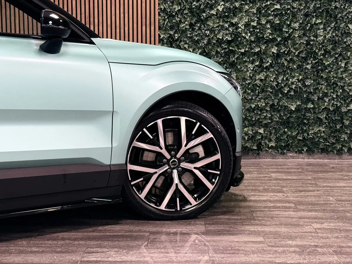 Twin Motor Performance Ultra 69 kWh | Uniek! | Volvo Flash Green/Zwart | Bodykit rondom | Heico verlaging set | Heico verbreding set | Dakspoiler | Black Pack: zwart logo | 360° 3D Camera |