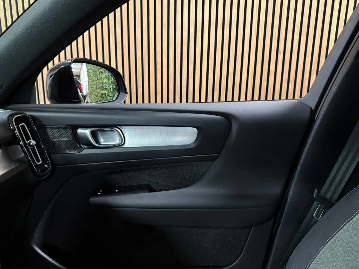 T5 Plus Dark | Trekhaak | Harman Kardon | Parkeercamera | All Season banden | Adaptieve Cruise Control | Pilot Assist | BLIS Dode Hoek Detectie | Bestuurdersstoel elektrisch geheugen | Stoel