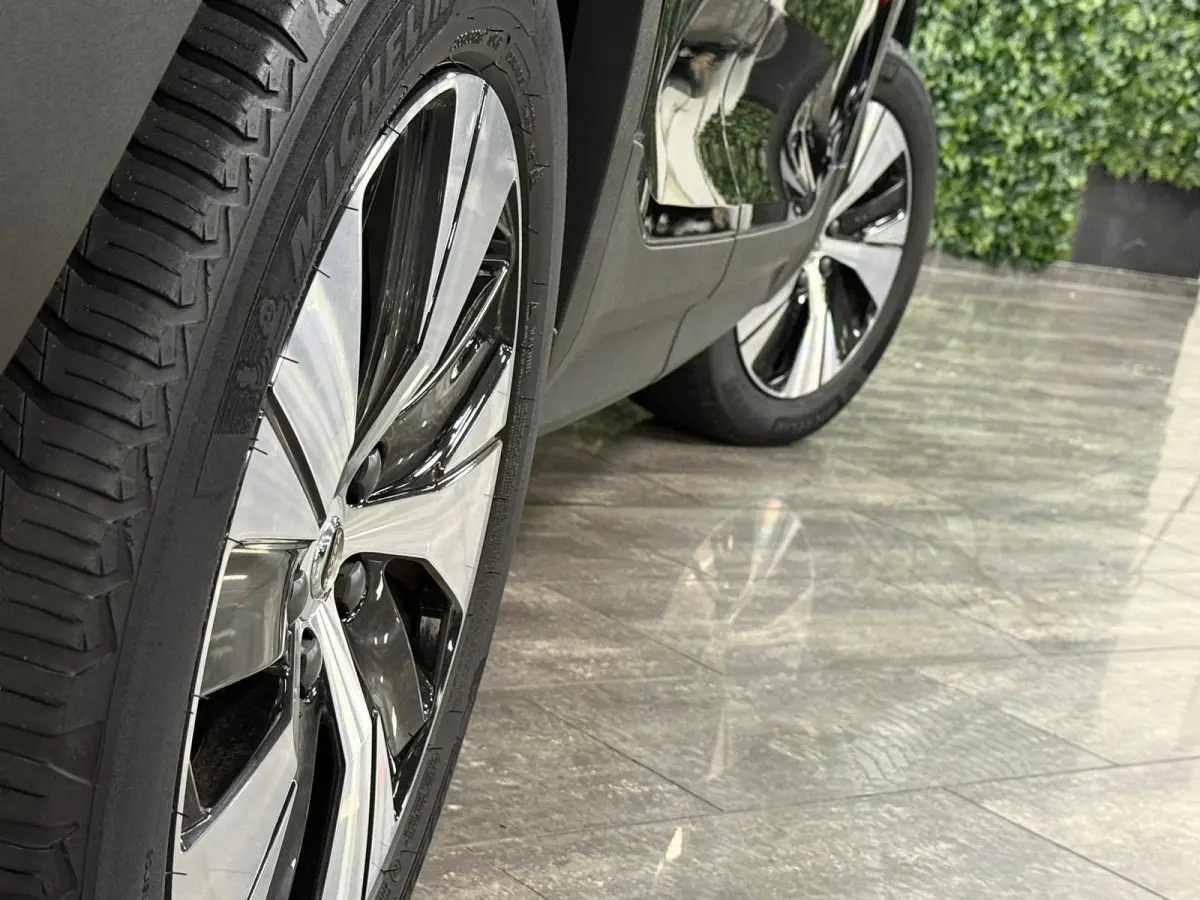 T5 Plus Dark | Trekhaak | Harman Kardon | Parkeercamera | All Season banden | Adaptieve Cruise Control | Pilot Assist | BLIS Dode Hoek Detectie | Bestuurdersstoel elektrisch geheugen | Stoel