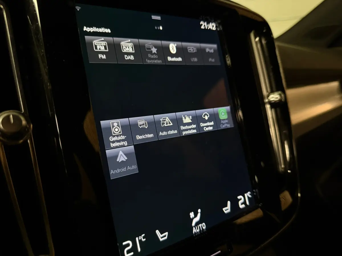 T5 Plus Dark | Trekhaak | Harman Kardon | Parkeercamera | All Season banden | Adaptieve Cruise Control | Pilot Assist | BLIS Dode Hoek Detectie | Bestuurdersstoel elektrisch geheugen | Stoel