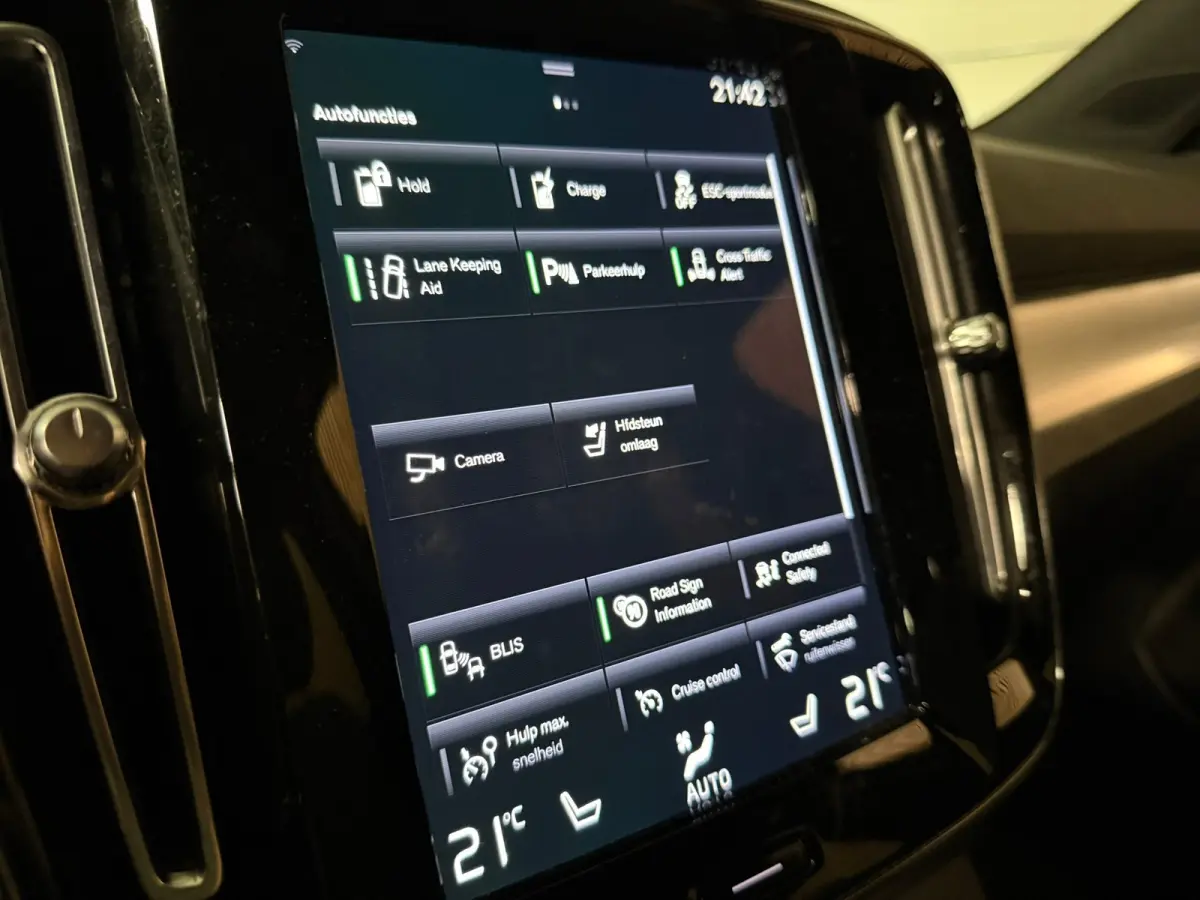 T5 Plus Dark | Trekhaak | Harman Kardon | Parkeercamera | All Season banden | Adaptieve Cruise Control | Pilot Assist | BLIS Dode Hoek Detectie | Bestuurdersstoel elektrisch geheugen | Stoel