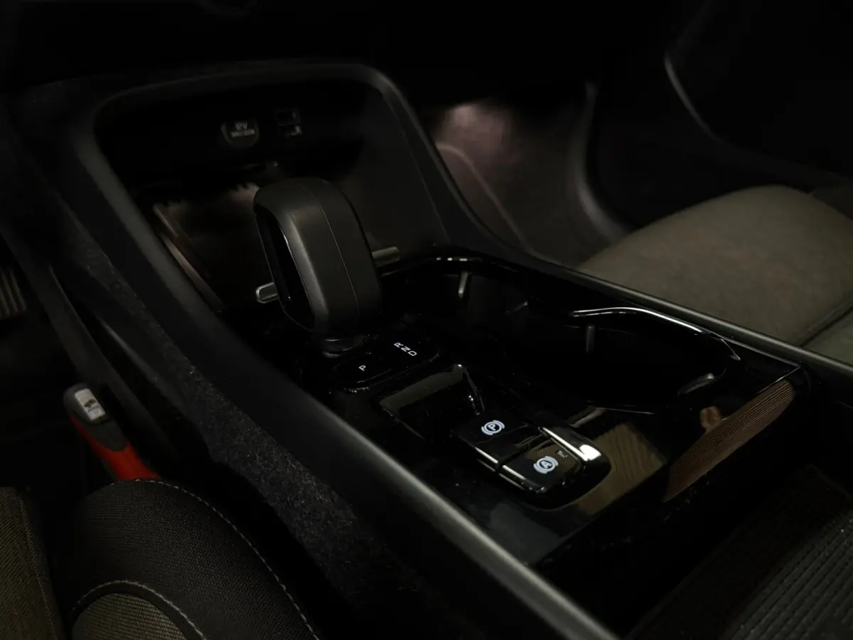 T5 Plus Dark | Trekhaak | Harman Kardon | Parkeercamera | All Season banden | Adaptieve Cruise Control | Pilot Assist | BLIS Dode Hoek Detectie | Bestuurdersstoel elektrisch geheugen | Stoel