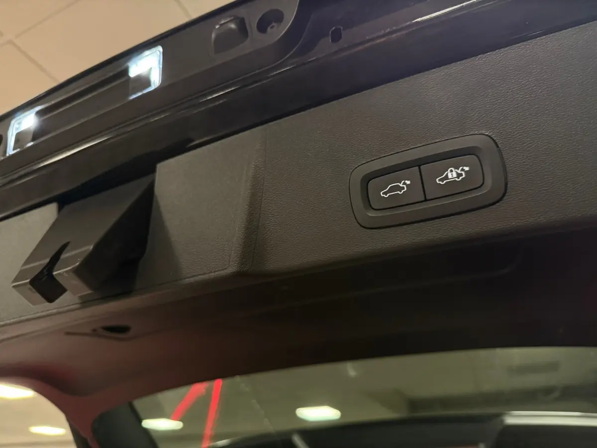 T5 Plus Dark | Trekhaak | Harman Kardon | Parkeercamera | All Season banden | Adaptieve Cruise Control | Pilot Assist | BLIS Dode Hoek Detectie | Bestuurdersstoel elektrisch geheugen | Stoel