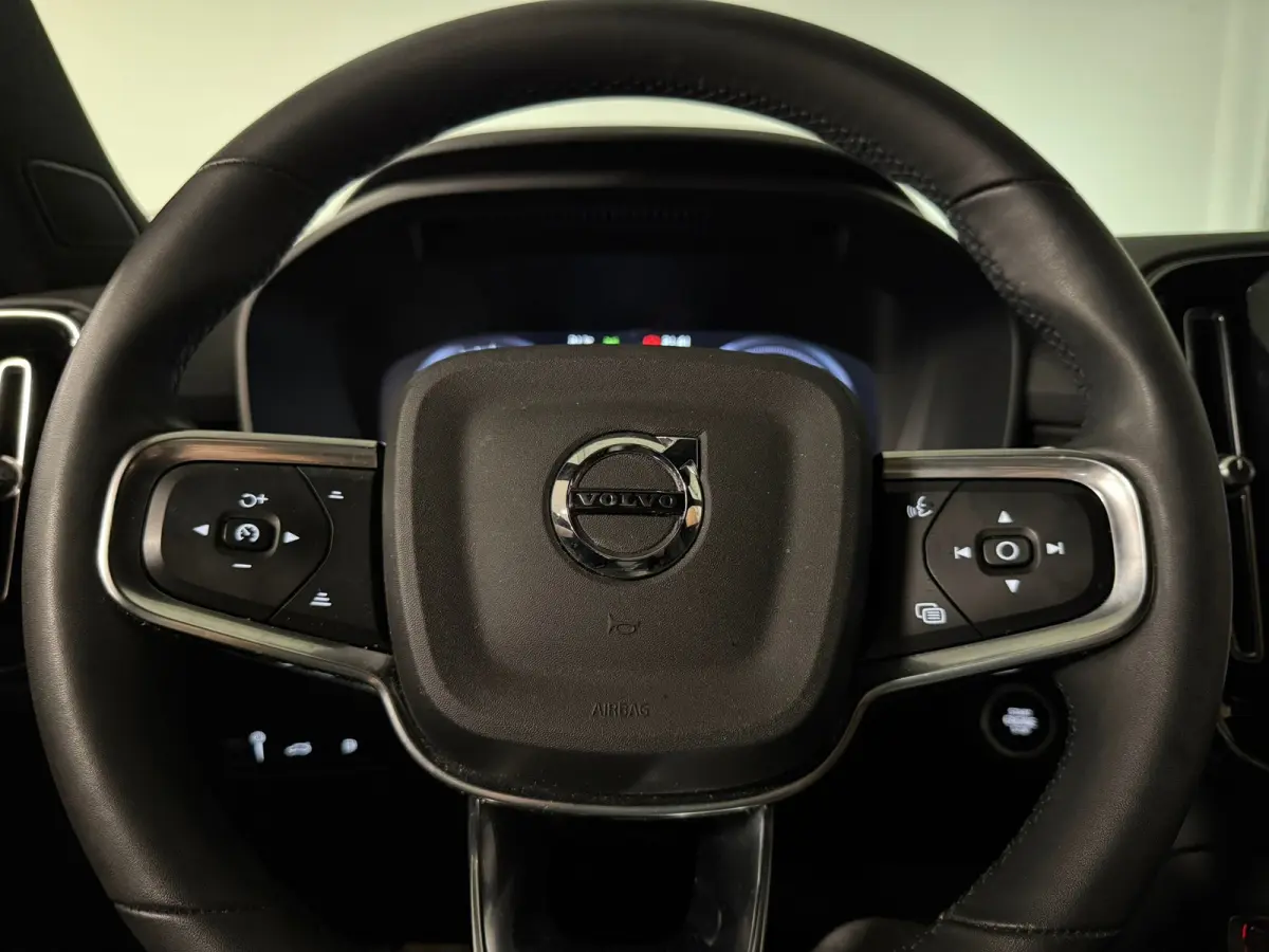 T5 Plus Dark | Trekhaak | Harman Kardon | Parkeercamera | All Season banden | Adaptieve Cruise Control | Pilot Assist | BLIS Dode Hoek Detectie | Bestuurdersstoel elektrisch geheugen | Stoel