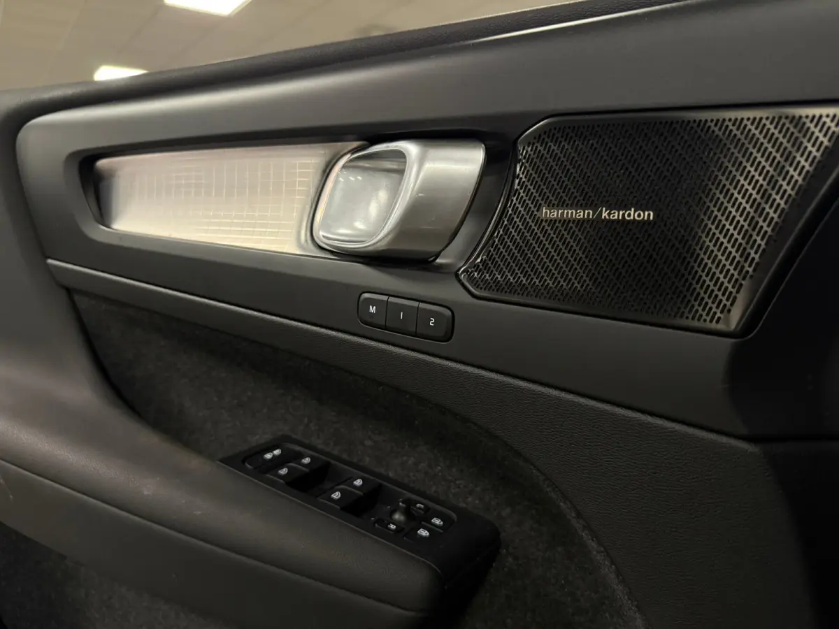 T5 Plus Dark | Trekhaak | Harman Kardon | Parkeercamera | All Season banden | Adaptieve Cruise Control | Pilot Assist | BLIS Dode Hoek Detectie | Bestuurdersstoel elektrisch geheugen | Stoel