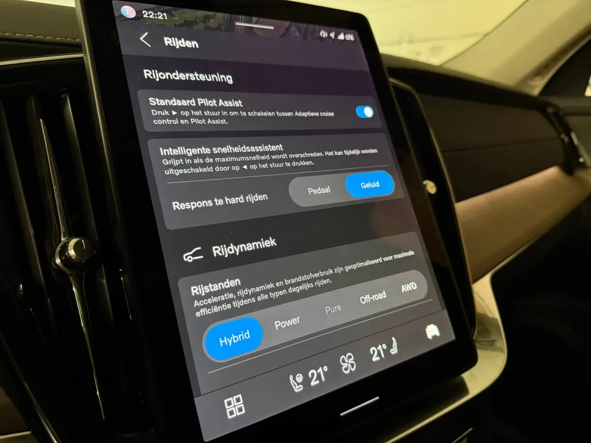 T8 AWD Recharge Ultra Dark | Facelift | Luchtvering | 360 Camera | Head-Up Display | Harman Kardon | 455pk | Adaptieve Cruise Control | Stoelverwarming voor+achter | Stuurwielverwarming | Sc