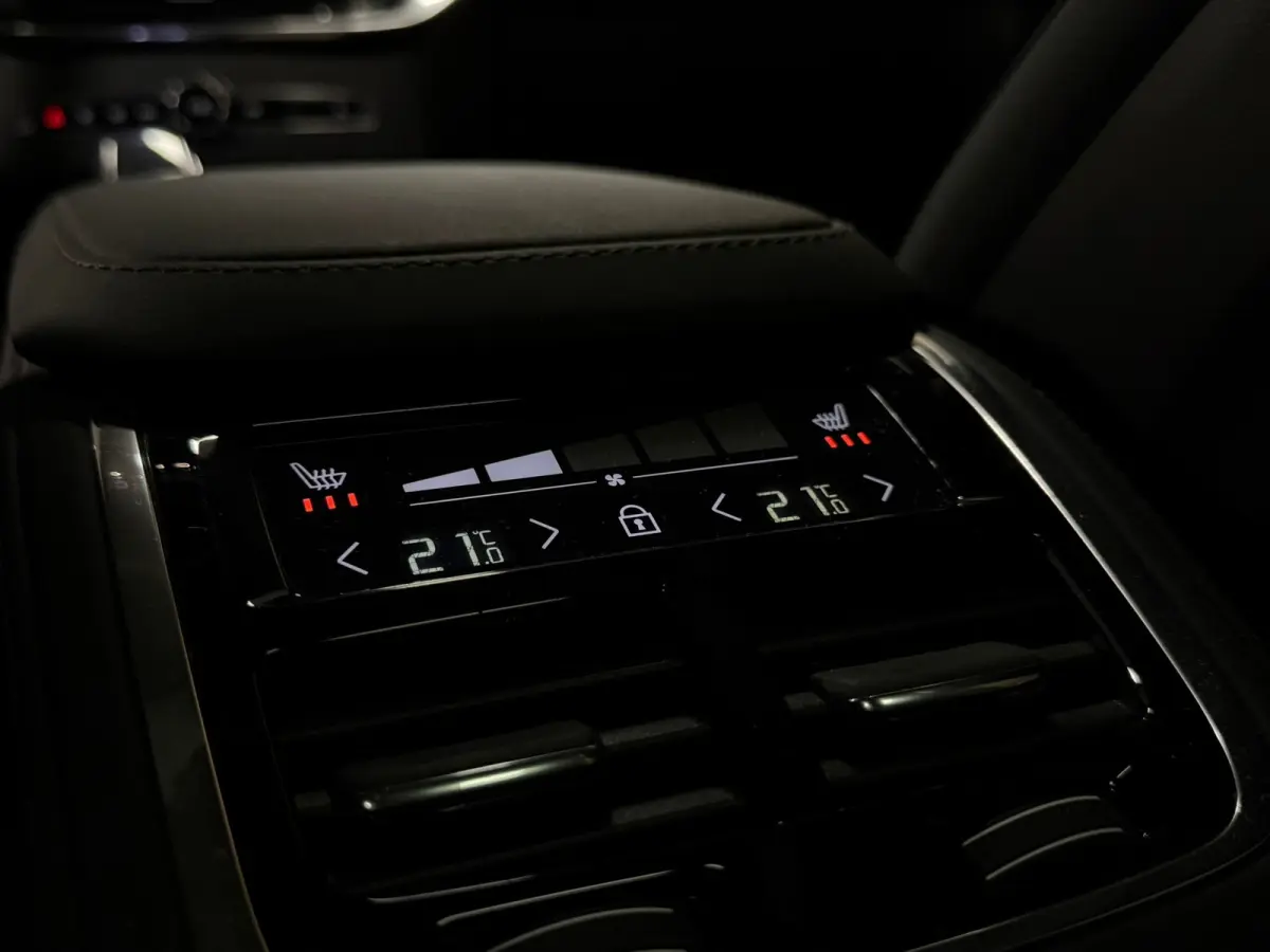 T8 AWD Recharge Ultra Dark | Facelift | Luchtvering | 360 Camera | Head-Up Display | Harman Kardon | 455pk | Adaptieve Cruise Control | Stoelverwarming voor+achter | Stuurwielverwarming | Sc