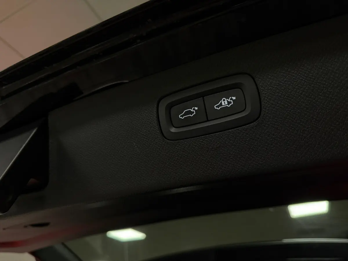 T8 AWD Recharge Ultra Dark | Facelift | Luchtvering | 360 Camera | Head-Up Display | Harman Kardon | 455pk | Adaptieve Cruise Control | Stoelverwarming voor+achter | Stuurwielverwarming | Sc