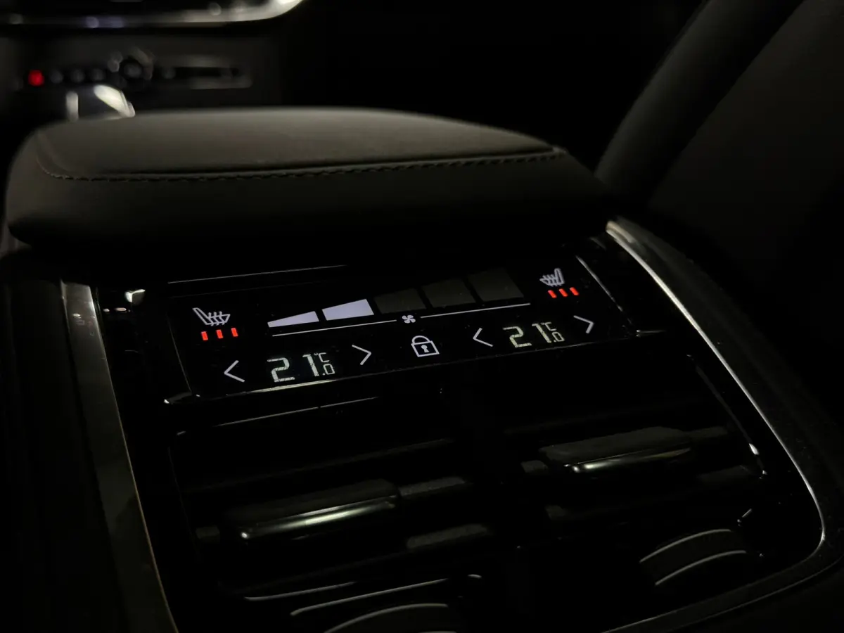 T8 AWD Recharge Ultra Dark | Facelift | Luchtvering | 360 Camera | Head-Up Display | Harman Kardon | 455pk | Adaptieve Cruise Control | Stoelverwarming voor+achter | Stuurwielverwarming | Sc