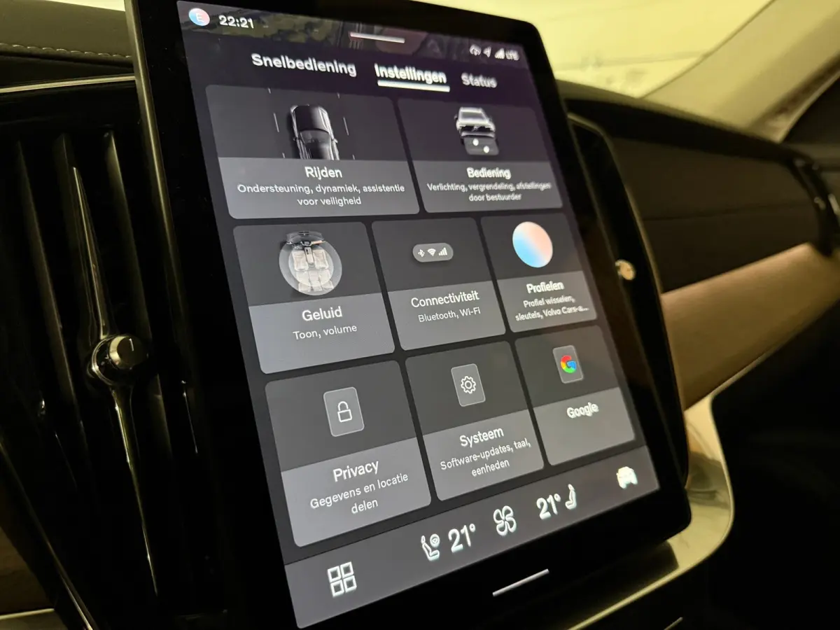 T8 AWD Recharge Ultra Dark | Facelift | Luchtvering | 360 Camera | Head-Up Display | Harman Kardon | 455pk | Adaptieve Cruise Control | Stoelverwarming voor+achter | Stuurwielverwarming | Sc