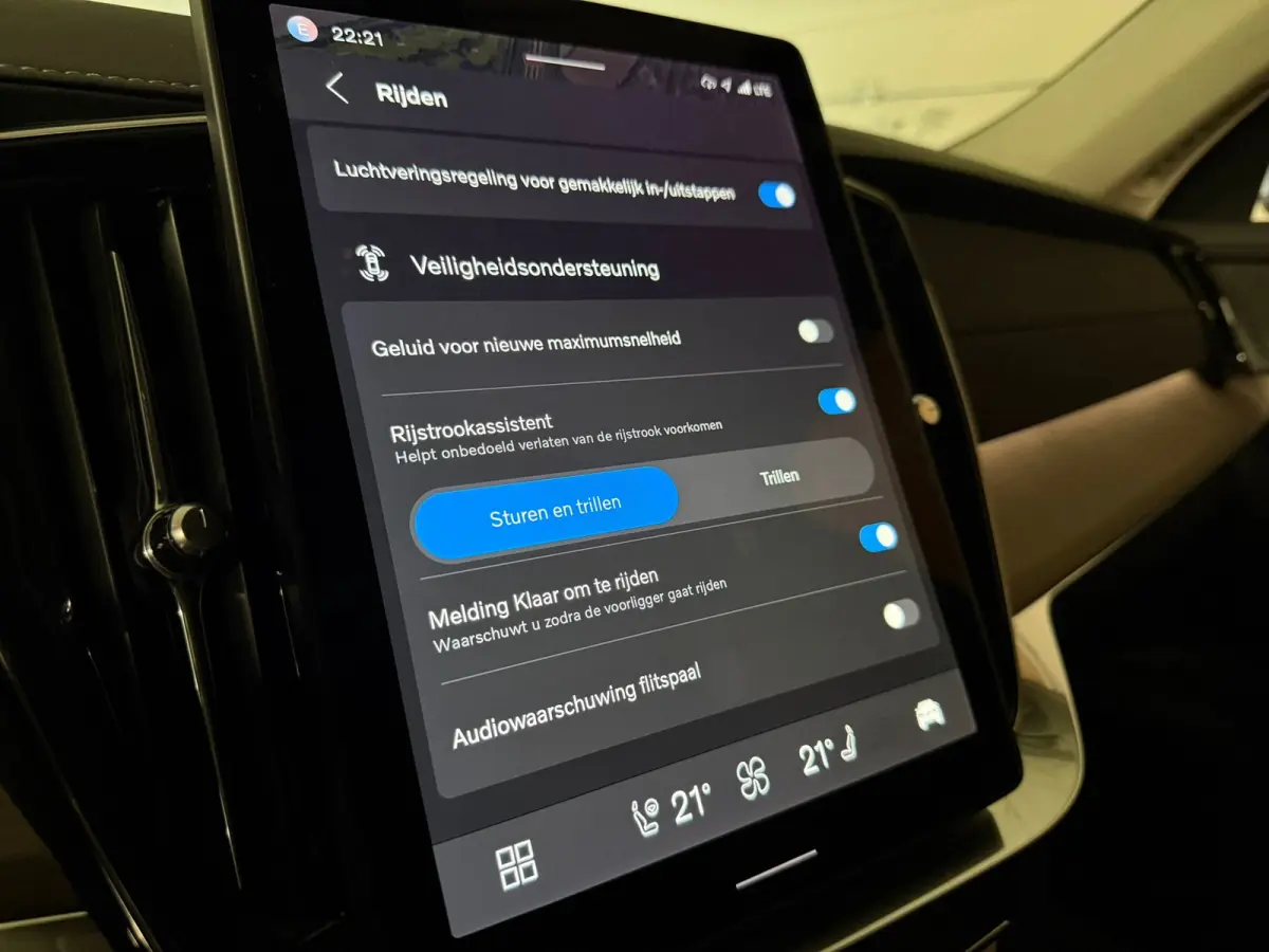 T8 AWD Recharge Ultra Dark | Facelift | Luchtvering | 360 Camera | Head-Up Display | Harman Kardon | 455pk | Adaptieve Cruise Control | Stoelverwarming voor+achter | Stuurwielverwarming | Sc