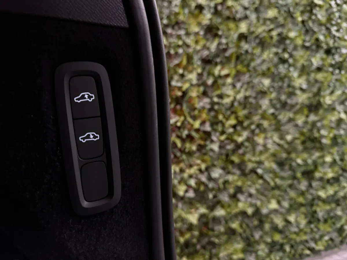 T8 AWD Recharge Ultra Dark | Facelift | Luchtvering | 360 Camera | Head-Up Display | Harman Kardon | 455pk | Adaptieve Cruise Control | Stoelverwarming voor+achter | Stuurwielverwarming | Sc
