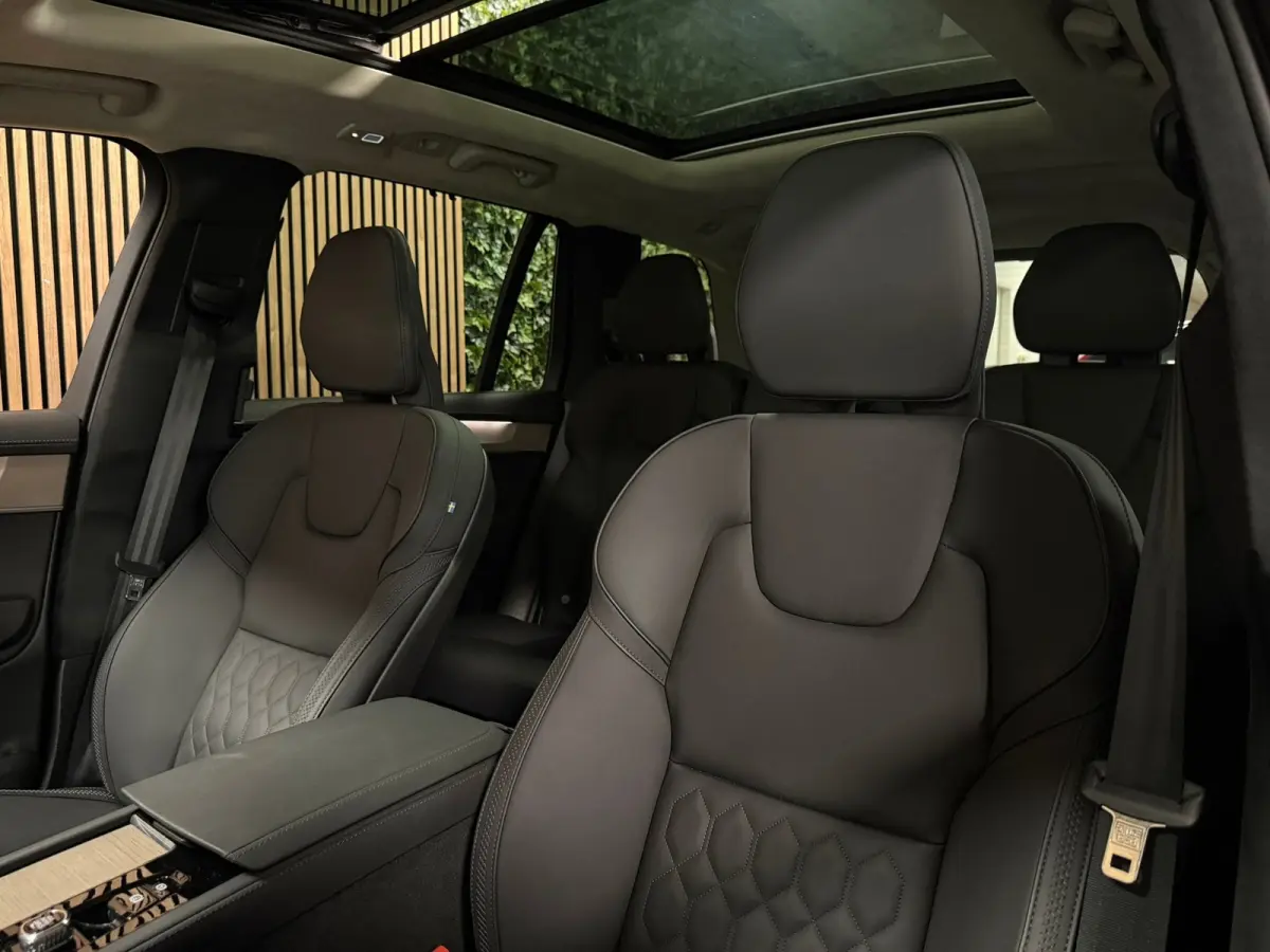 T8 AWD Recharge Ultra Dark | Facelift | Luchtvering | 360 Camera | Head-Up Display | Harman Kardon | 455pk | Adaptieve Cruise Control | Stoelverwarming voor+achter | Stuurwielverwarming | Sc