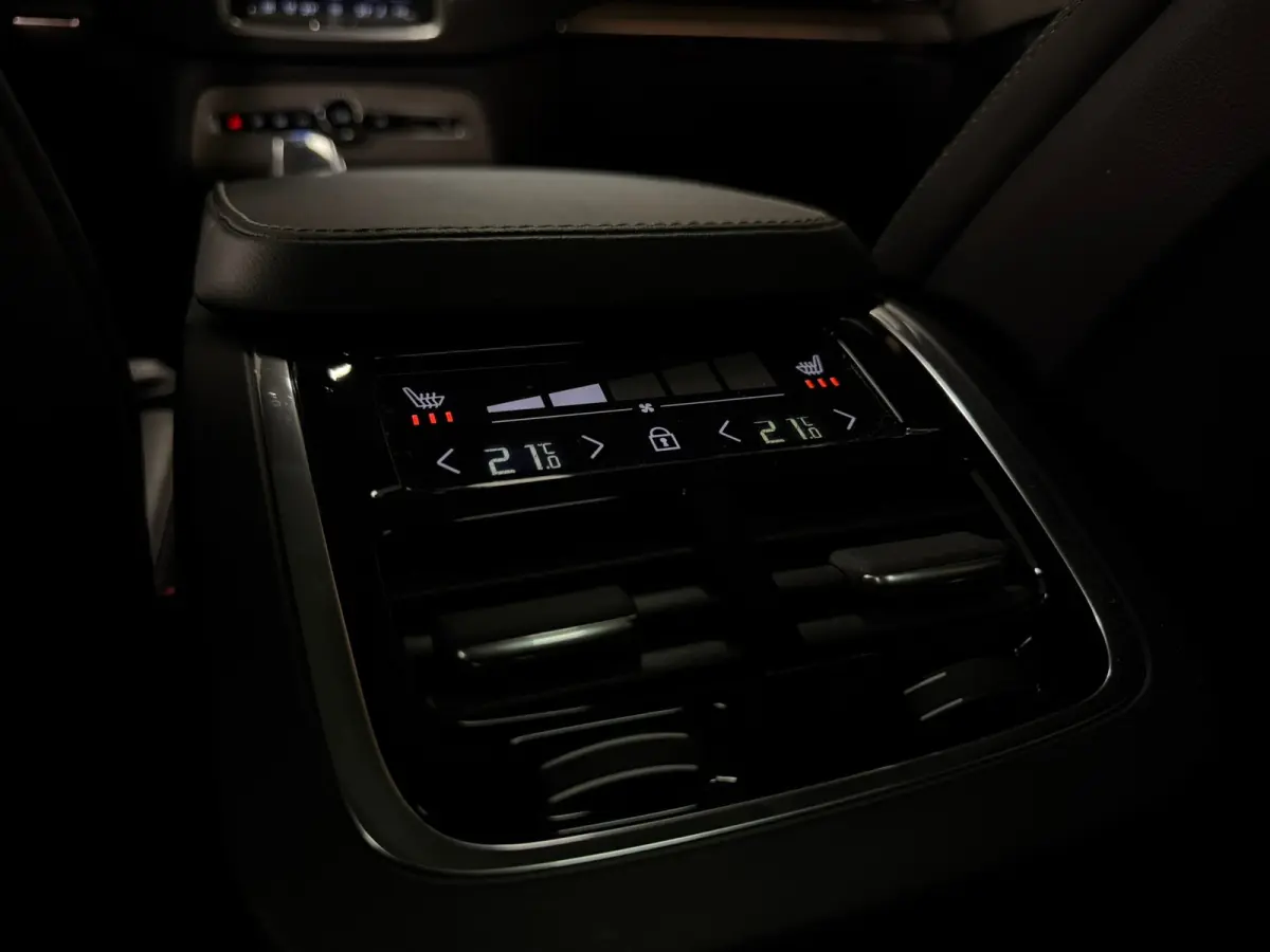 T8 AWD Recharge Ultra Ultimate Dark | Trekhaak | Stoelventilatie | 360 Camera | Head-Up Display | Harman Kardon | 455pk | Stoelmassage | Adaptieve Cruise Control | Stoelverwarming voor+achte