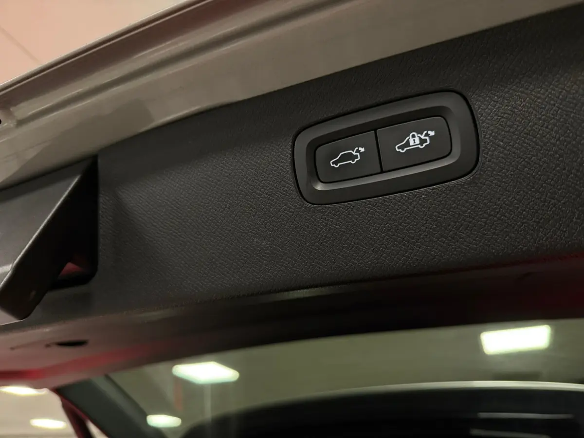 T8 AWD Recharge Ultra Ultimate Dark | Trekhaak | Stoelventilatie | 360 Camera | Head-Up Display | Harman Kardon | 455pk | Stoelmassage | Adaptieve Cruise Control | Stoelverwarming voor+achte