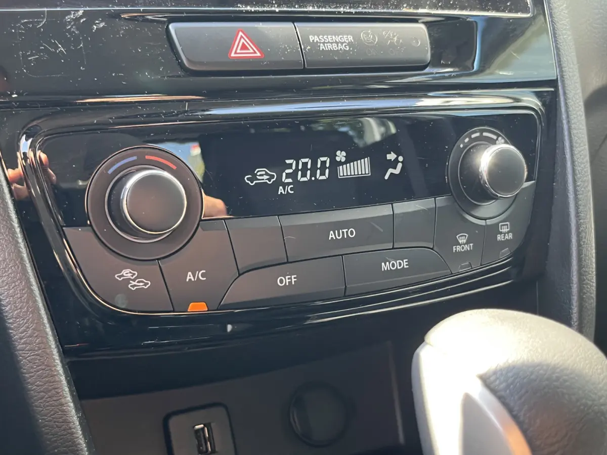 1.4 Boosterjet Smart Hybrid Select Automaat  €2.000,- voordeel | Meerdere kleuren leverbaar |  Bi-Tone | Adapt. Cruise | Camera | Dodehoek | Rijstrook | Stoelverwarming | etc. etc.