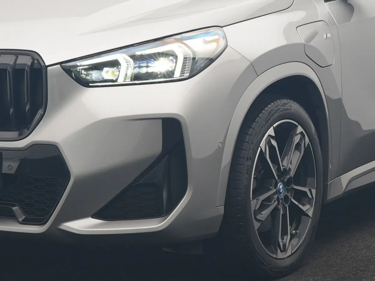 xDrive30e M Sport PHEV 326pk Dealer O.H. | SOH 95,9% | Trekhaak Af Fabriek | Panodak | Head Up | Adaptive Cruise | 360 Camera | Harman / Kardon | Alcantara Sportstoelen Massage & Memory | BL