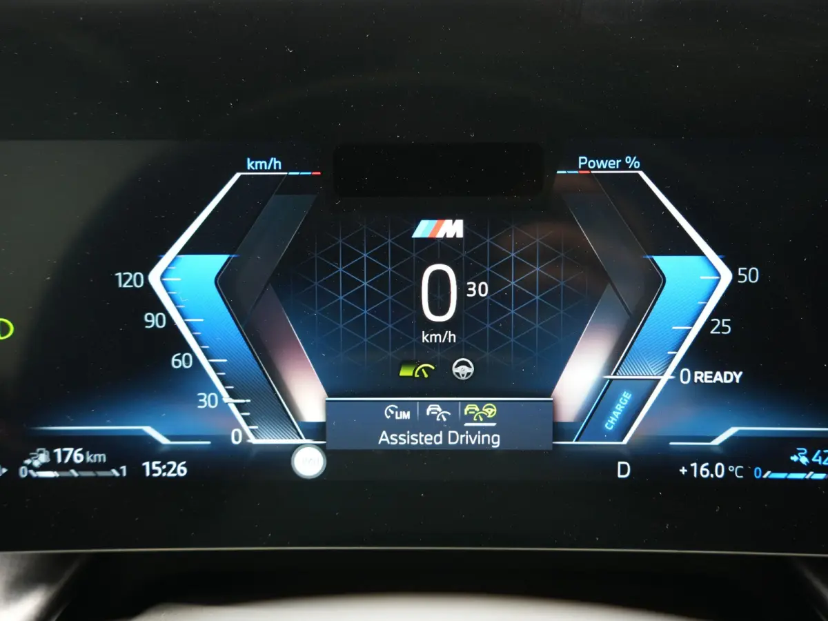 xDrive30e M Sport PHEV 326pk Dealer O.H. | SOH 95,9% | Trekhaak Af Fabriek | Panodak | Head Up | Adaptive Cruise | 360 Camera | Harman / Kardon | Alcantara Sportstoelen Massage & Memory | BL