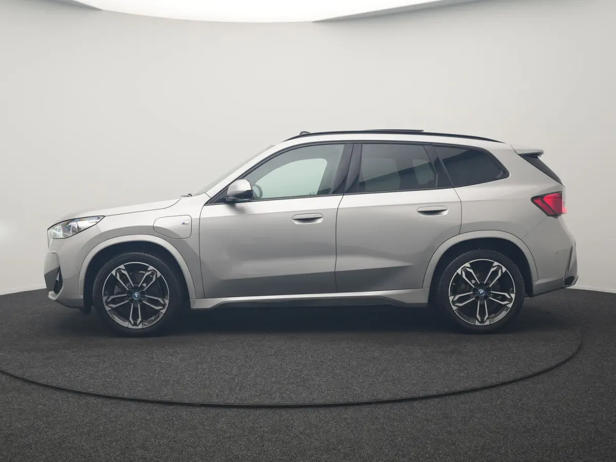xDrive30e M Sport PHEV 326pk Dealer O.H. | SOH 95,9% | Trekhaak Af Fabriek | Panodak | Head Up | Adaptive Cruise | 360 Camera | Harman / Kardon | Alcantara Sportstoelen Massage & Memory | BL