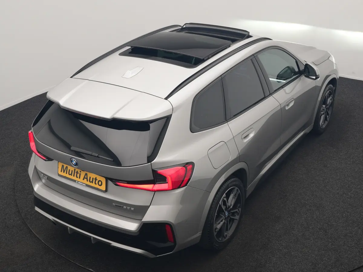 xDrive30e M Sport PHEV 326pk Dealer O.H. | SOH 95,9% | Trekhaak Af Fabriek | Panodak | Head Up | Adaptive Cruise | 360 Camera | Harman / Kardon | Alcantara Sportstoelen Massage & Memory | BL