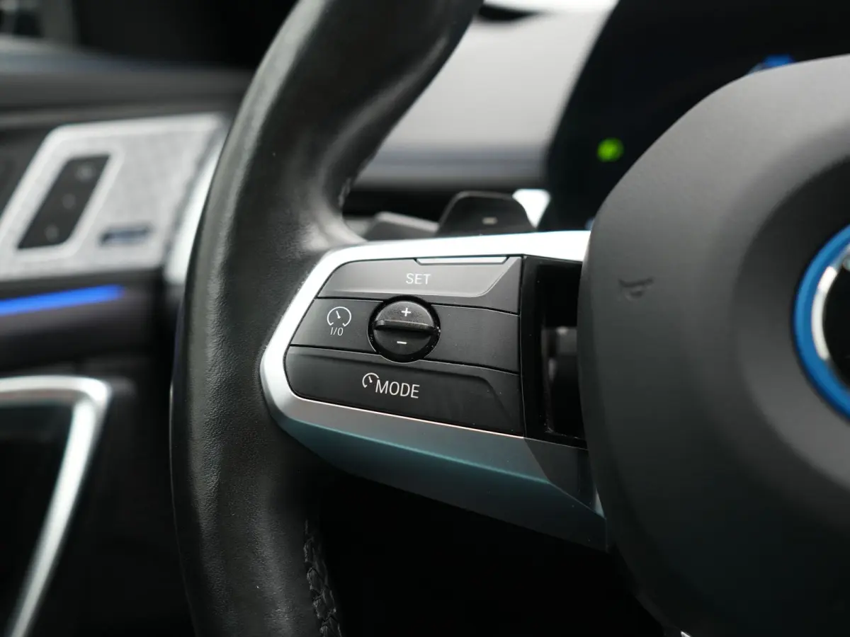 xDrive30e M Sport PHEV 326pk Dealer O.H. | SOH 95,9% | Trekhaak Af Fabriek | Panodak | Head Up | Adaptive Cruise | 360 Camera | Harman / Kardon | Alcantara Sportstoelen Massage & Memory | BL