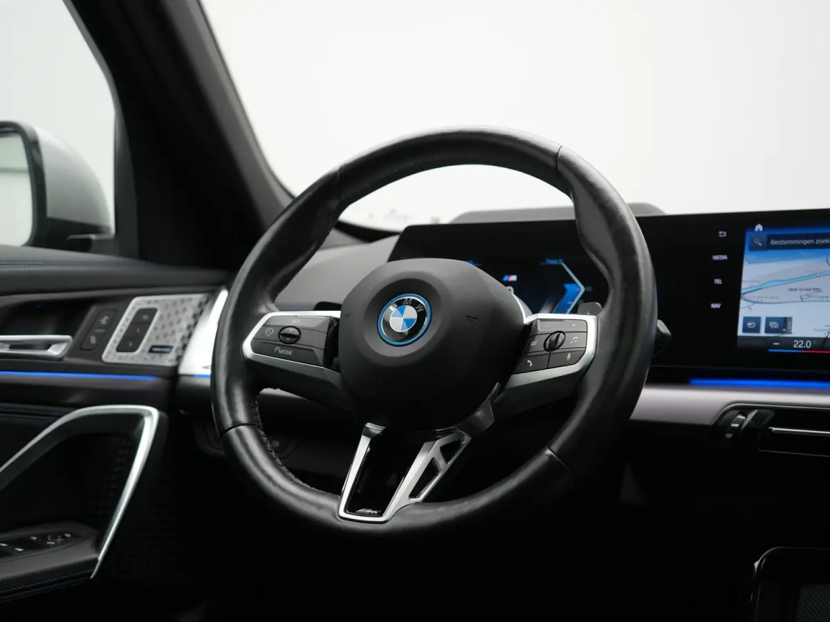 xDrive30e M Sport PHEV 326pk Dealer O.H. | SOH 95,9% | Trekhaak Af Fabriek | Panodak | Head Up | Adaptive Cruise | 360 Camera | Harman / Kardon | Alcantara Sportstoelen Massage & Memory | BL