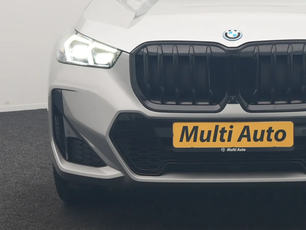 xDrive30e M Sport PHEV 326pk Dealer O.H. | SOH 95,9% | Trekhaak Af Fabriek | Panodak | Head Up | Adaptive Cruise | 360 Camera | Harman / Kardon | Alcantara Sportstoelen Massage & Memory | BL