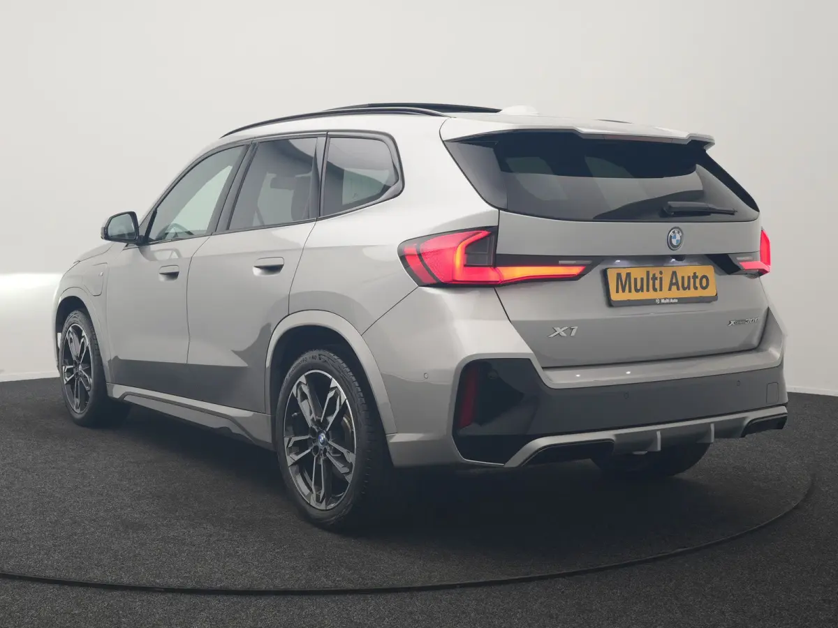 xDrive30e M Sport PHEV 326pk Dealer O.H. | SOH 95,9% | Trekhaak Af Fabriek | Panodak | Head Up | Adaptive Cruise | 360 Camera | Harman / Kardon | Alcantara Sportstoelen Massage & Memory | BL