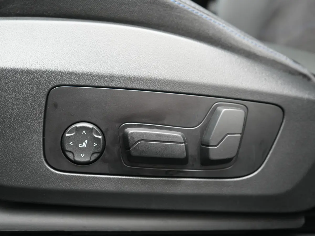 xDrive30e M Sport PHEV 326pk Dealer O.H. | SOH 95,9% | Trekhaak Af Fabriek | Panodak | Head Up | Adaptive Cruise | 360 Camera | Harman / Kardon | Alcantara Sportstoelen Massage & Memory | BL