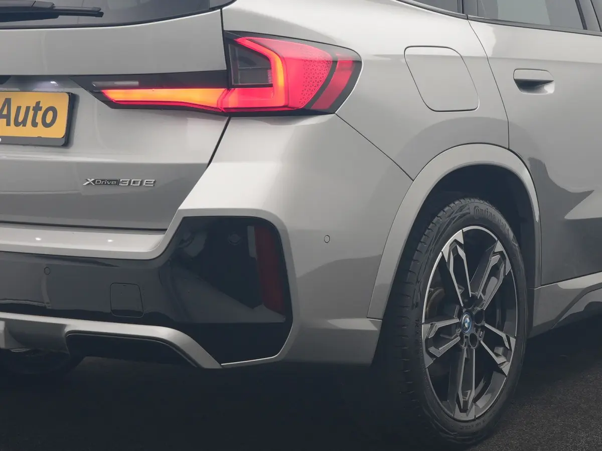 xDrive30e M Sport PHEV 326pk Dealer O.H. | SOH 95,9% | Trekhaak Af Fabriek | Panodak | Head Up | Adaptive Cruise | 360 Camera | Harman / Kardon | Alcantara Sportstoelen Massage & Memory | BL