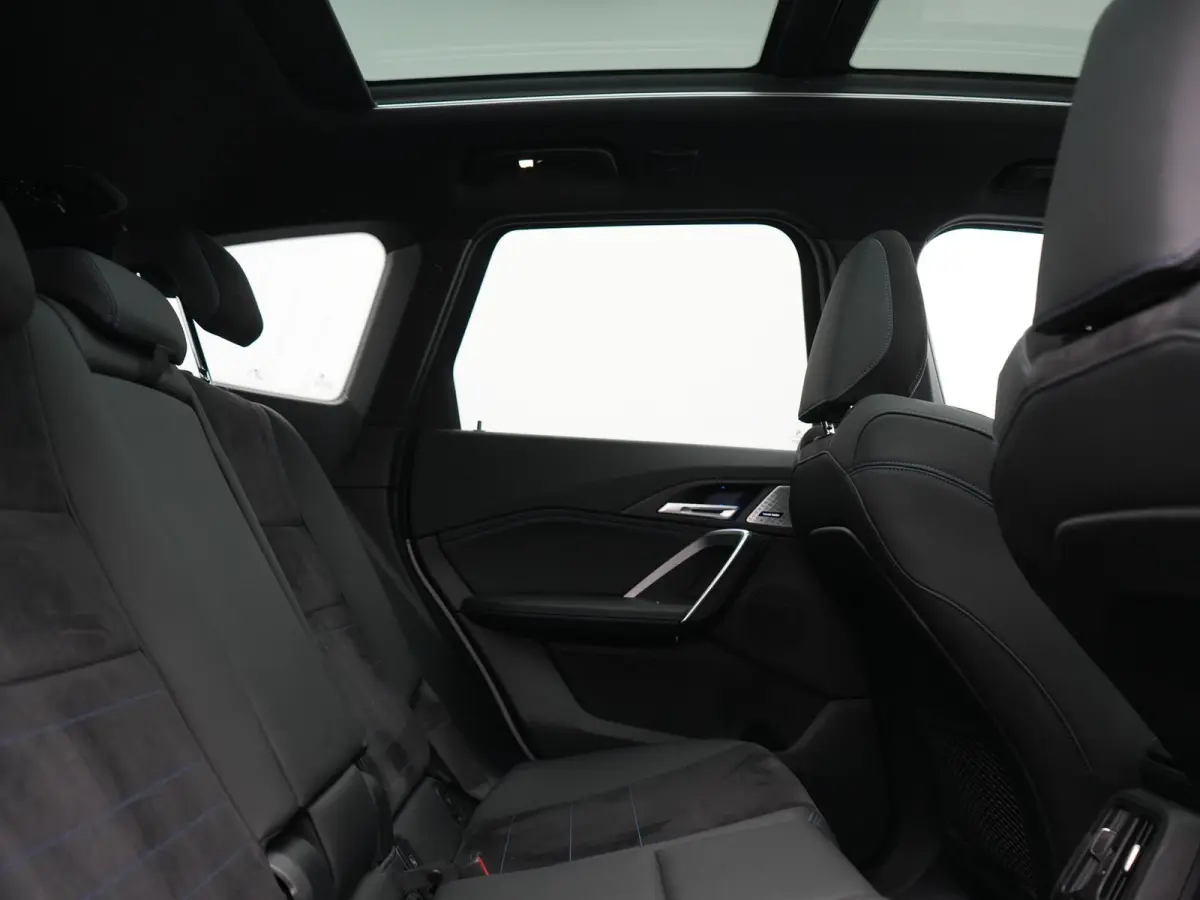 xDrive30e M Sport PHEV 326pk Dealer O.H. | SOH 95,9% | Trekhaak Af Fabriek | Panodak | Head Up | Adaptive Cruise | 360 Camera | Harman / Kardon | Alcantara Sportstoelen Massage & Memory | BL