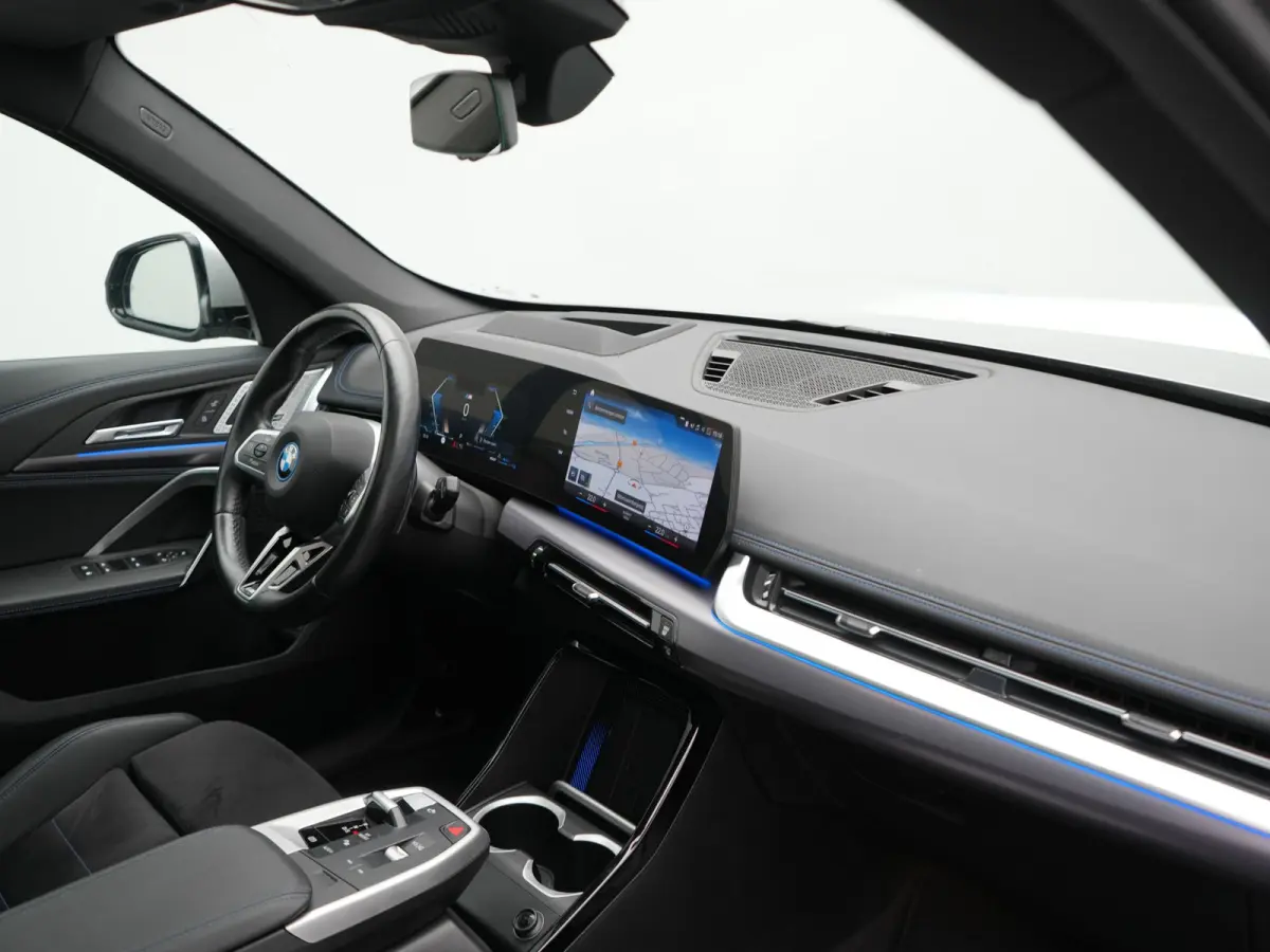 xDrive30e M Sport PHEV 326pk Dealer O.H. | SOH 95,9% | Trekhaak Af Fabriek | Panodak | Head Up | Adaptive Cruise | 360 Camera | Harman / Kardon | Alcantara Sportstoelen Massage & Memory | BL