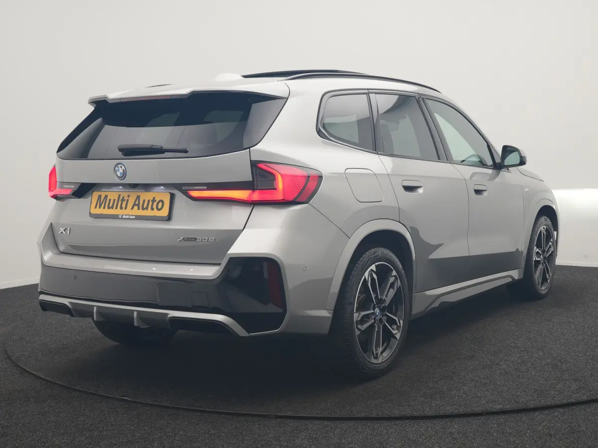 xDrive30e M Sport PHEV 326pk Dealer O.H. | SOH 95,9% | Trekhaak Af Fabriek | Panodak | Head Up | Adaptive Cruise | 360 Camera | Harman / Kardon | Alcantara Sportstoelen Massage & Memory | BL
