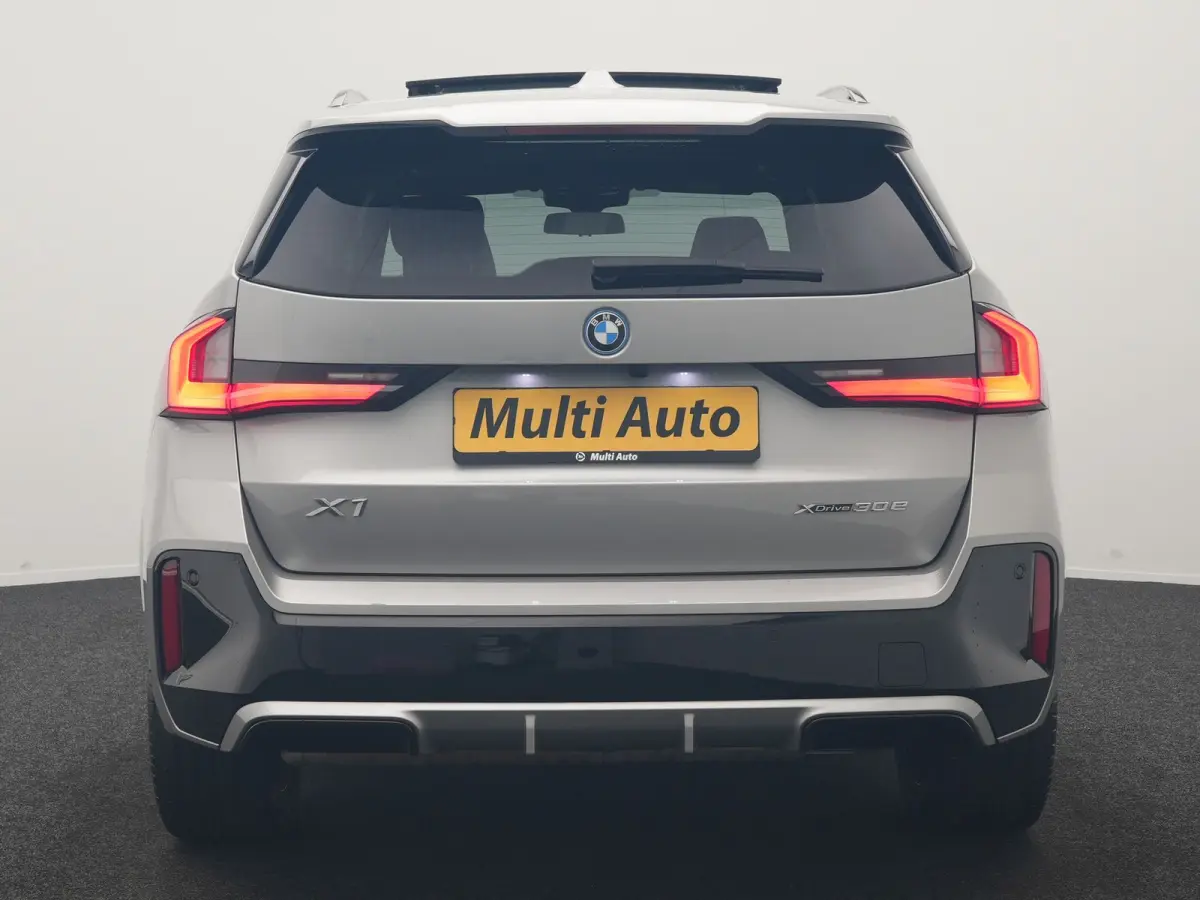 xDrive30e M Sport PHEV 326pk Dealer O.H. | SOH 95,9% | Trekhaak Af Fabriek | Panodak | Head Up | Adaptive Cruise | 360 Camera | Harman / Kardon | Alcantara Sportstoelen Massage & Memory | BL