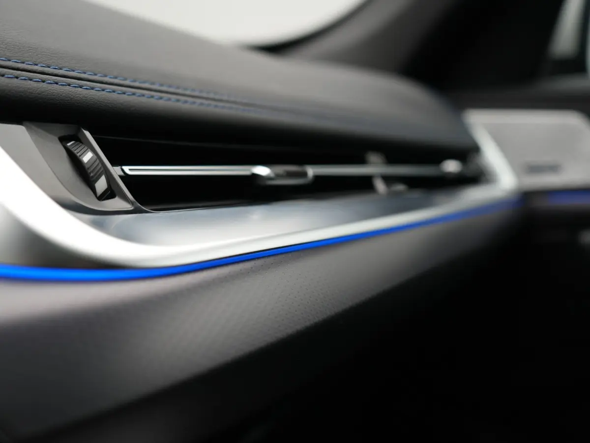 xDrive30e M Sport PHEV 326pk Dealer O.H. | SOH 95,9% | Trekhaak Af Fabriek | Panodak | Head Up | Adaptive Cruise | 360 Camera | Harman / Kardon | Alcantara Sportstoelen Massage & Memory | BL