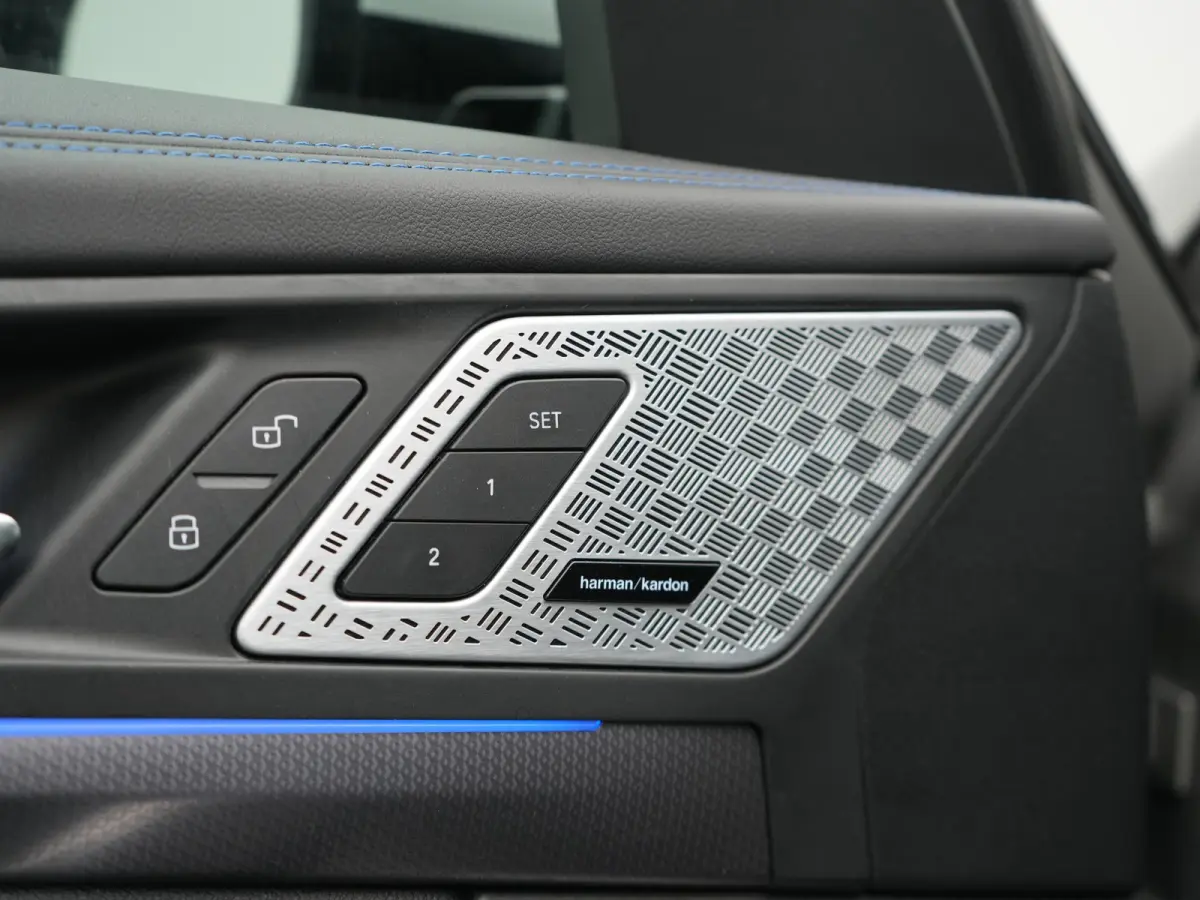 xDrive30e M Sport PHEV 326pk Dealer O.H. | SOH 95,9% | Trekhaak Af Fabriek | Panodak | Head Up | Adaptive Cruise | 360 Camera | Harman / Kardon | Alcantara Sportstoelen Massage & Memory | BL