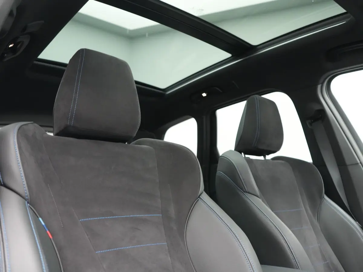 xDrive30e M Sport PHEV 326pk Dealer O.H. | SOH 95,9% | Trekhaak Af Fabriek | Panodak | Head Up | Adaptive Cruise | 360 Camera | Harman / Kardon | Alcantara Sportstoelen Massage & Memory | BL