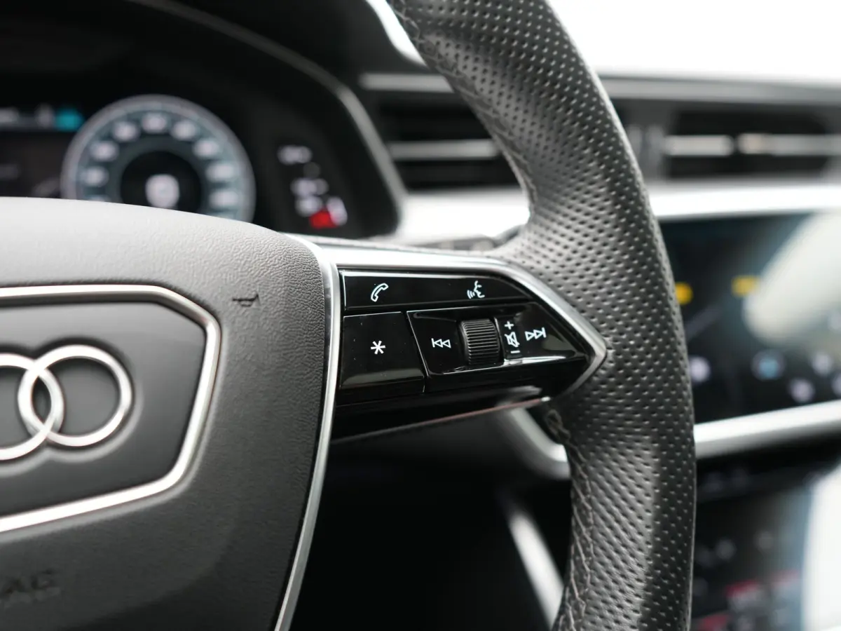 55 TFSI e Quattro 2x S Line PHEV 367pk Dealer O.H. | Trekhaak Af Fabriek | Panodak | Matrix LED | Alcantara Sportstoelen Memory & Verwarmd | Camera | Keyless | 20"L.M | Navigatie | DAB | Cru
