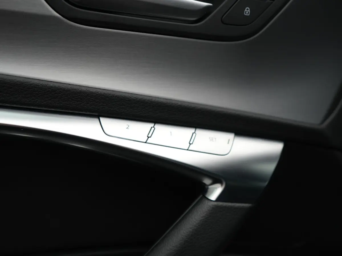 55 TFSI e Quattro 2x S Line PHEV 367pk Dealer O.H. | Trekhaak Af Fabriek | Panodak | Matrix LED | Alcantara Sportstoelen Memory & Verwarmd | Camera | Keyless | 20"L.M | Navigatie | DAB | Cru