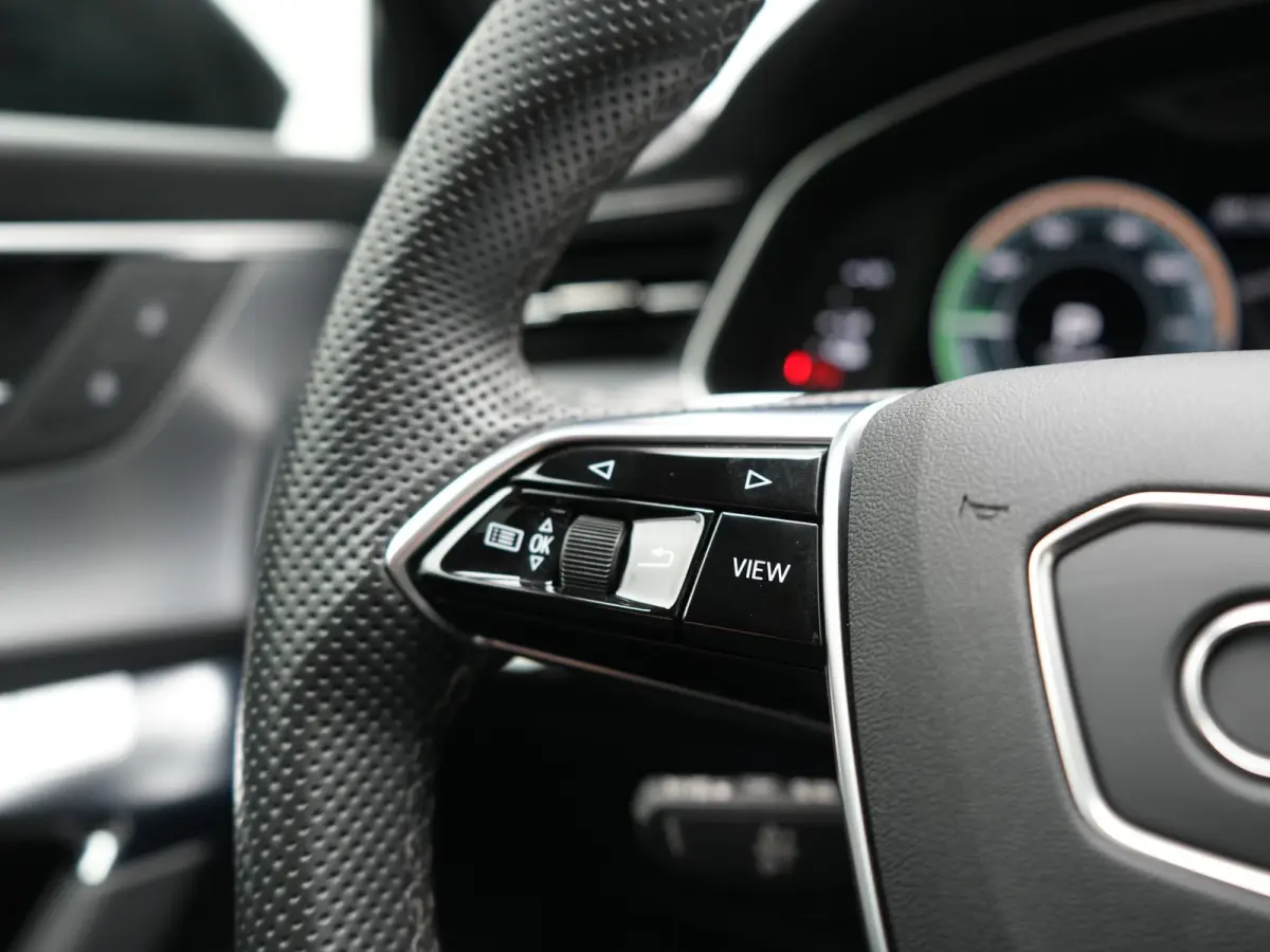 55 TFSI e Quattro 2x S Line PHEV 367pk Dealer O.H. | Trekhaak Af Fabriek | Panodak | Matrix LED | Alcantara Sportstoelen Memory & Verwarmd | Camera | Keyless | 20"L.M | Navigatie | DAB | Cru