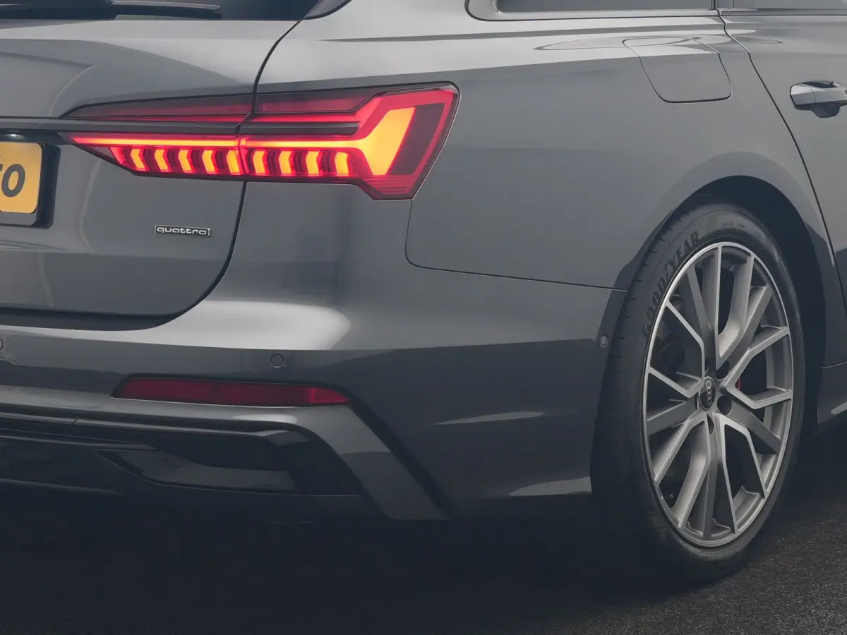55 TFSI e Quattro 2x S Line PHEV 367pk Dealer O.H. | Trekhaak Af Fabriek | Panodak | Matrix LED | Alcantara Sportstoelen Memory & Verwarmd | Camera | Keyless | 20"L.M | Navigatie | DAB | Cru