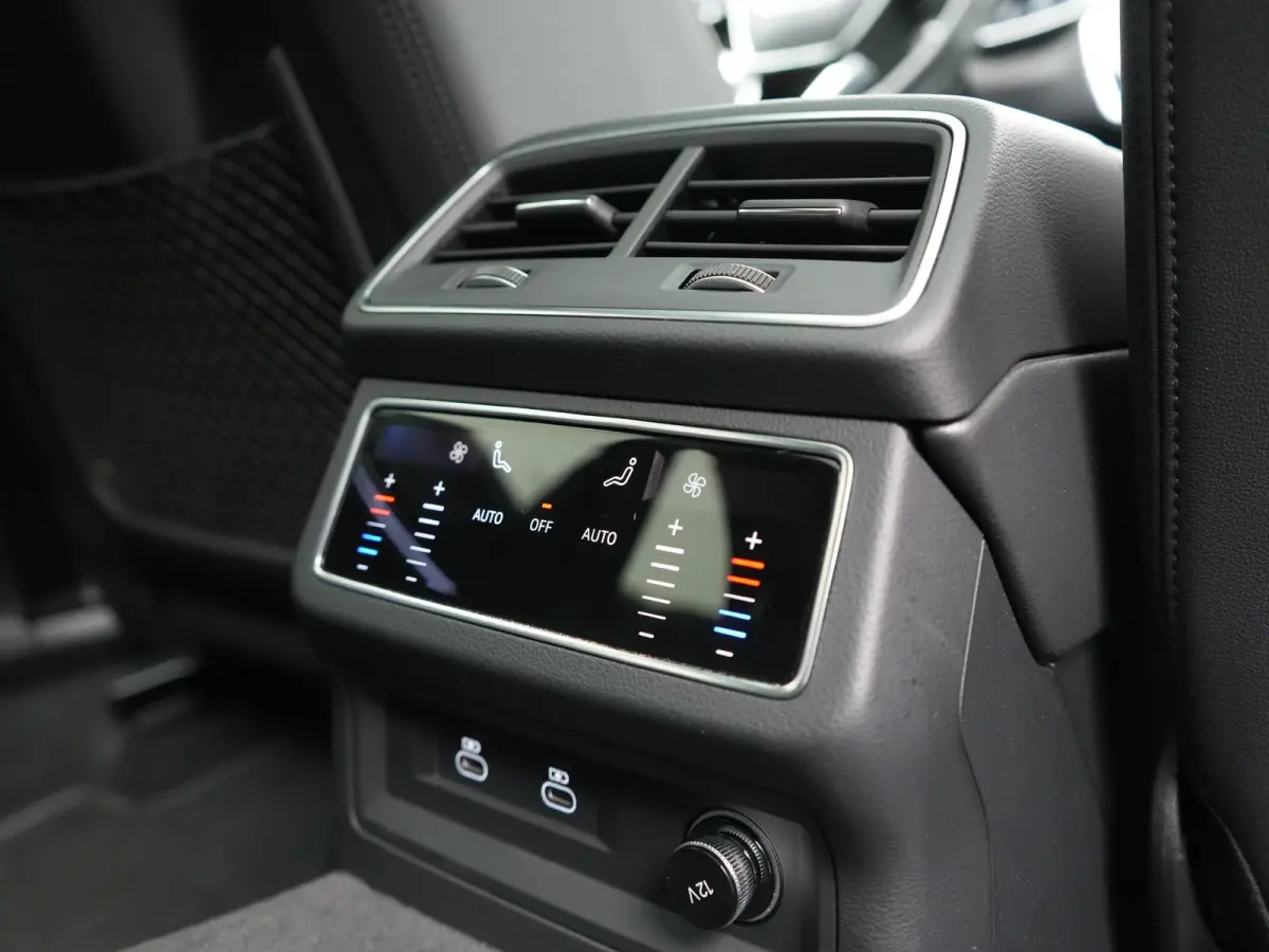 55 TFSI e Quattro 2x S Line PHEV 367pk Dealer O.H. | Trekhaak Af Fabriek | Panodak | Matrix LED | Alcantara Sportstoelen Memory & Verwarmd | Camera | Keyless | 20"L.M | Navigatie | DAB | Cru