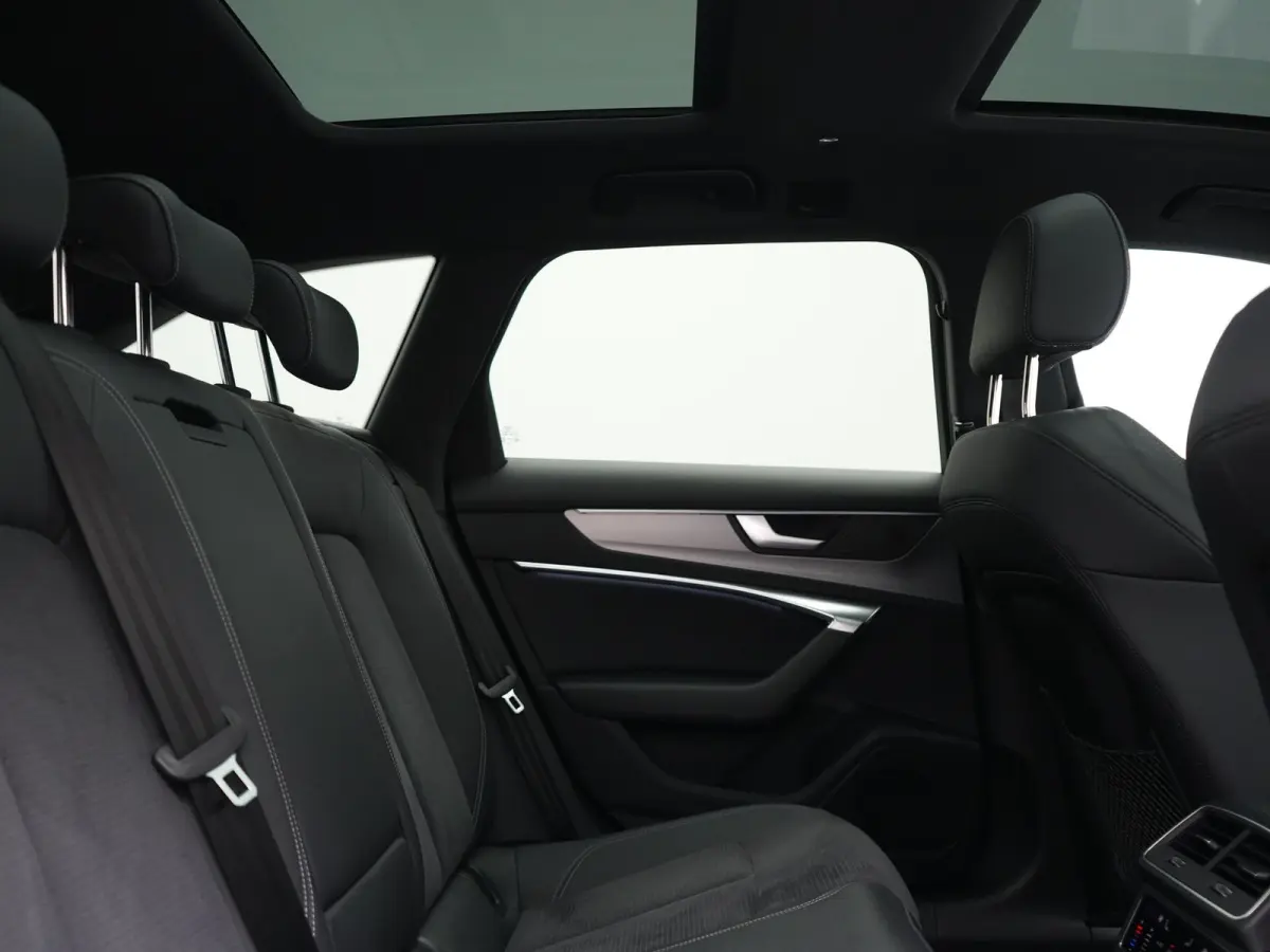 55 TFSI e Quattro 2x S Line PHEV 367pk Dealer O.H. | Trekhaak Af Fabriek | Panodak | Matrix LED | Alcantara Sportstoelen Memory & Verwarmd | Camera | Keyless | 20"L.M | Navigatie | DAB | Cru