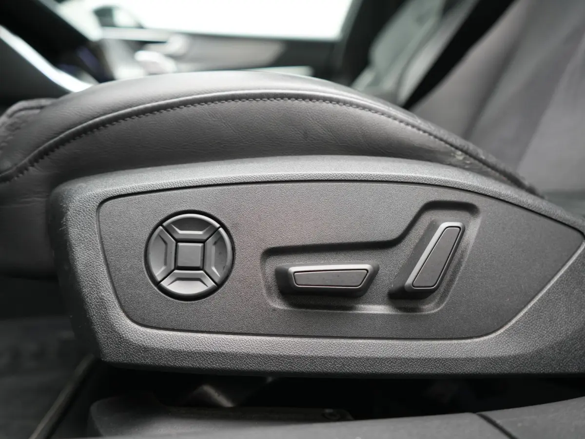 55 TFSI e Quattro 2x S Line PHEV 367pk Dealer O.H. | Trekhaak Af Fabriek | Panodak | Matrix LED | Alcantara Sportstoelen Memory & Verwarmd | Camera | Keyless | 20"L.M | Navigatie | DAB | Cru