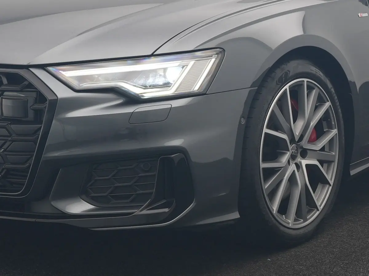 55 TFSI e Quattro 2x S Line PHEV 367pk Dealer O.H. | Trekhaak Af Fabriek | Panodak | Matrix LED | Alcantara Sportstoelen Memory & Verwarmd | Camera | Keyless | 20"L.M | Navigatie | DAB | Cru